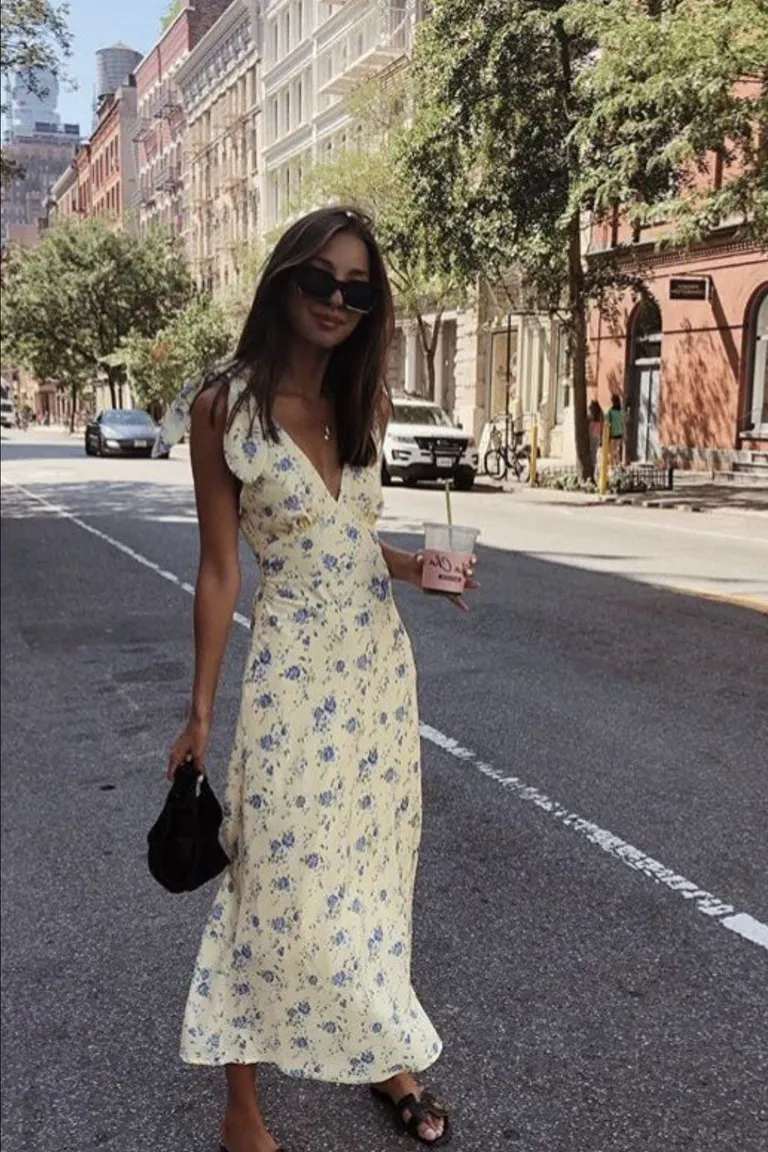 Vestido Floral Veraniego con Sandalias Negras: Look Urbano Casual de ootd para argentina