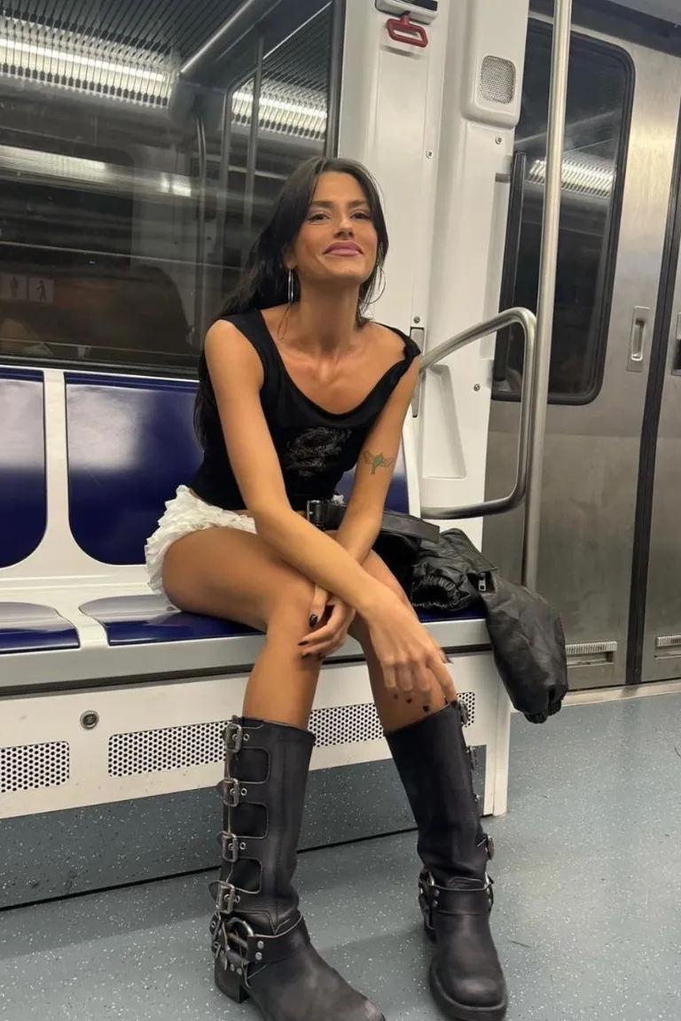 Look Urbano con Botas Militares y Denim Rasgado de ootd para argentina