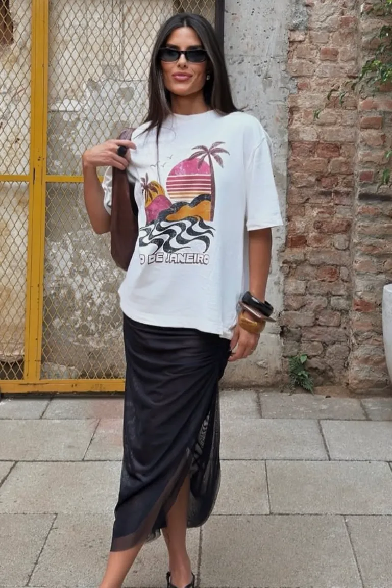 Look Casual Chic: Camiseta Blanca y Falda Negra Asimétrica de ootd para argentina