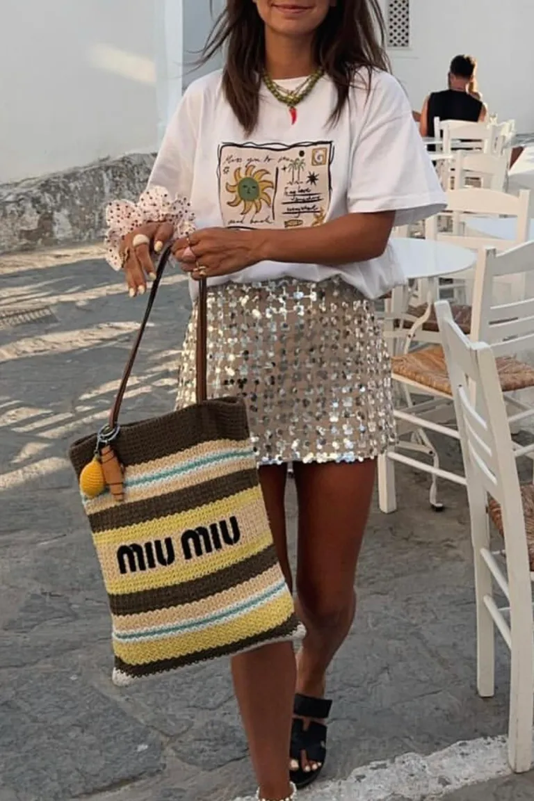 Look Veraniego con Falda de Lentejuelas y Bolso Miu Miu Playero de ootd para argentina