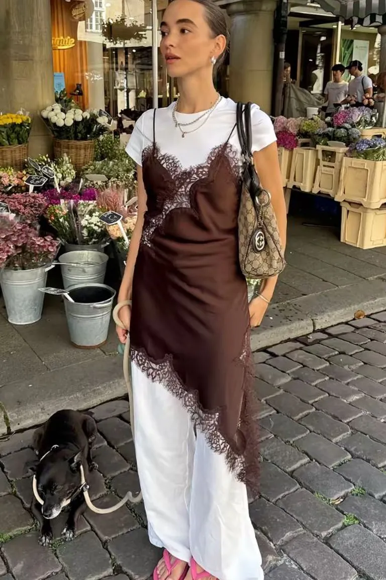 Look Minimalista: Vestido Blanco con Chalina Marrón Chocolate de ootd para argentina