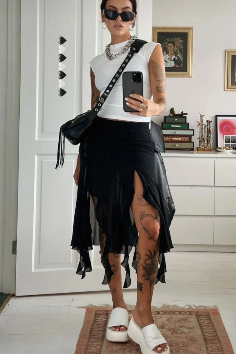 Look Minimalista Blanco y Negro con Falda Plisada y Zapatillas de ootd para argentina