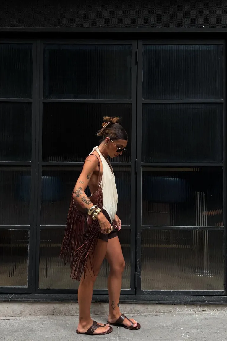 Sandalias de Cuero y Vestido Marrón: Look Urbano Minimalista de ootd para argentina