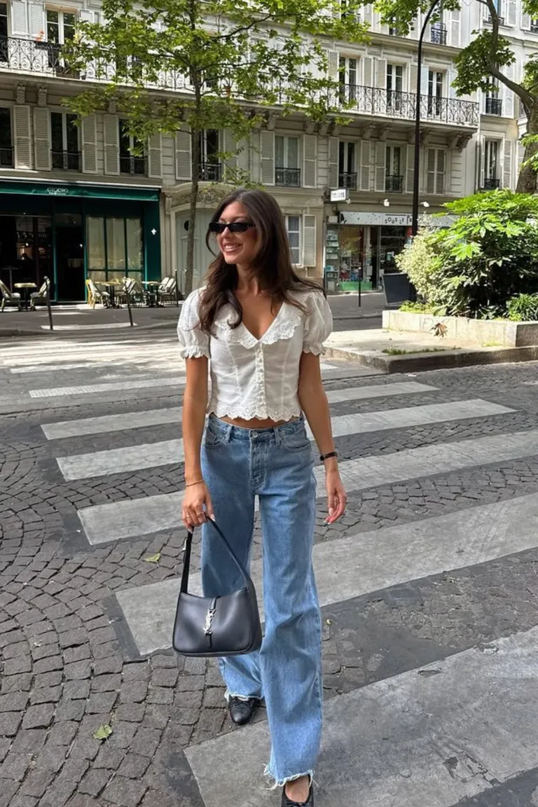 Look Casual Chic: Camisa Blanca y Jeans Rotos con Botas Negras de ootd para argentina