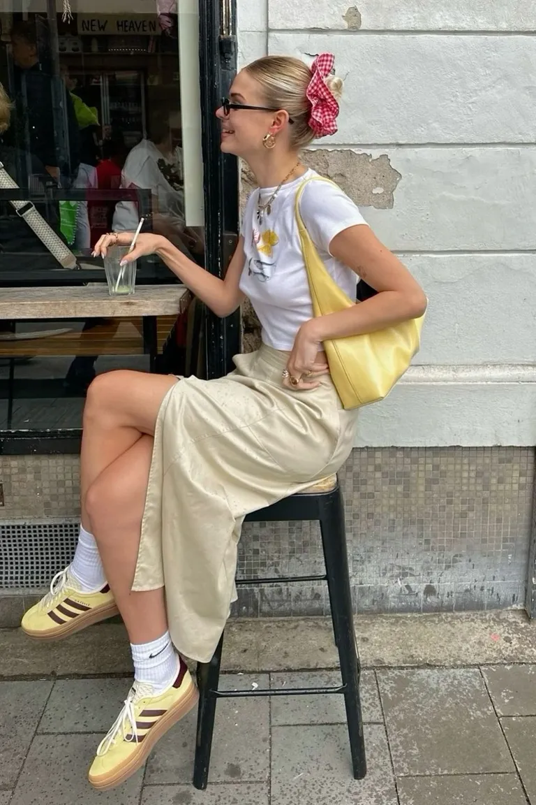 Look Casual Chic: Mono Beige con Zapatillas Amarillas de ootd para argentina