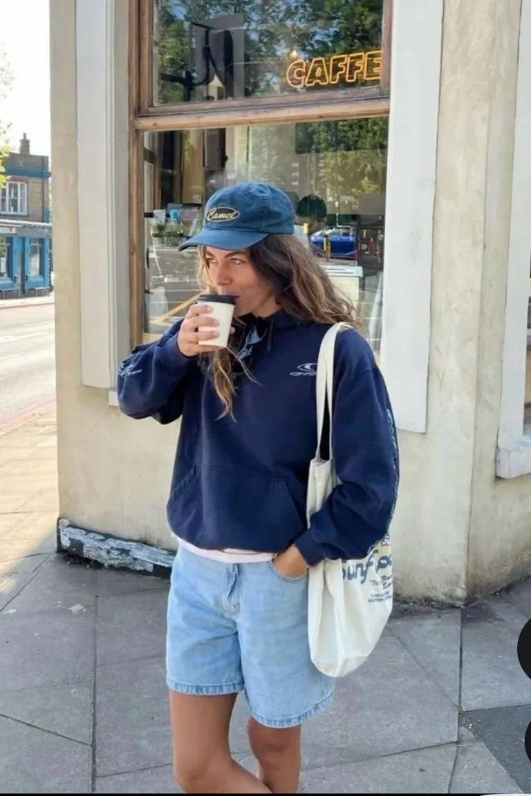 Look Casual Chic: Denim y Sudadera Navy para Primavera de ootd para argentina