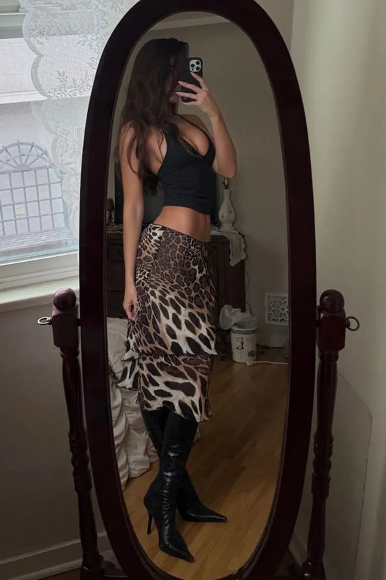 Look Nocturno: Falda Animal Print y Botas Altas de ootd para argentina