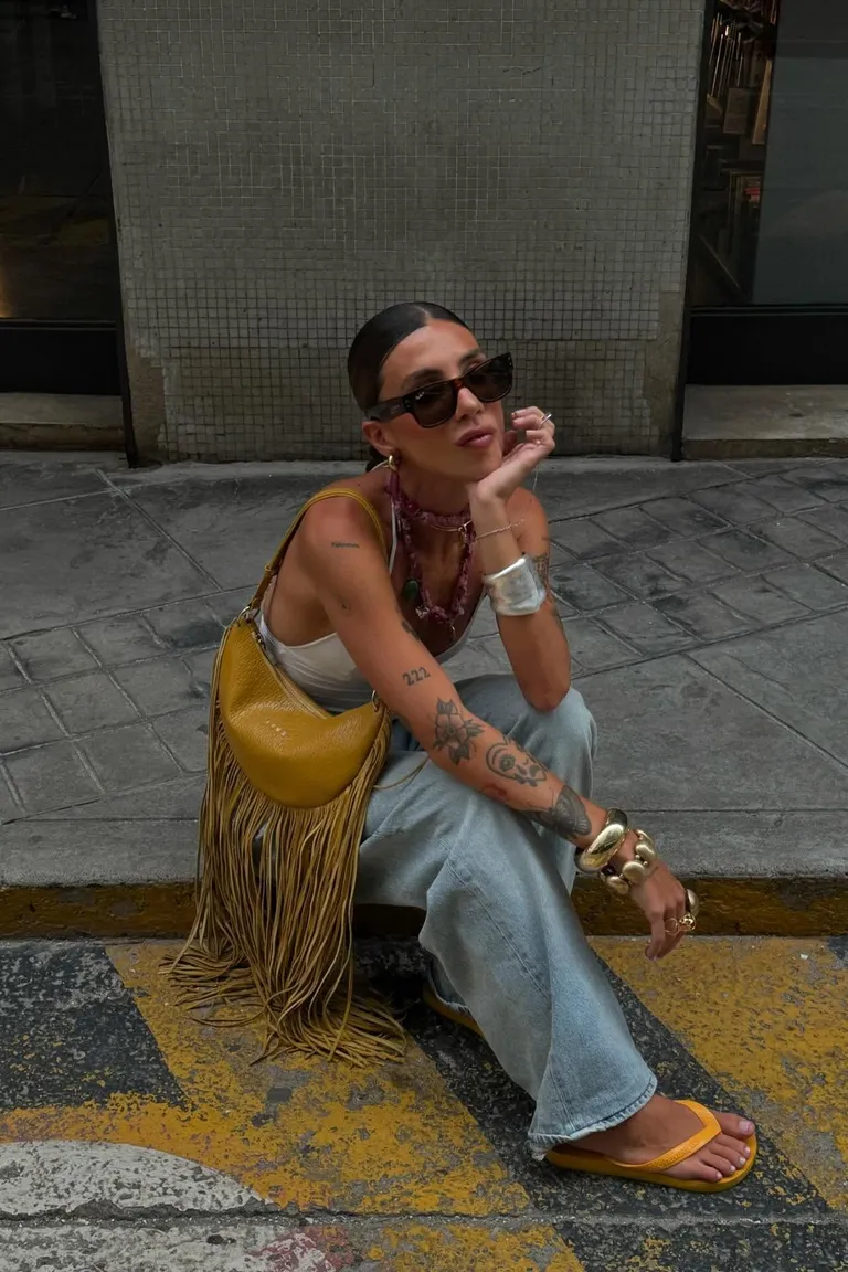 Look Urbano Chic: Bolso Flecos y Jeans Vintage de ootd para argentina