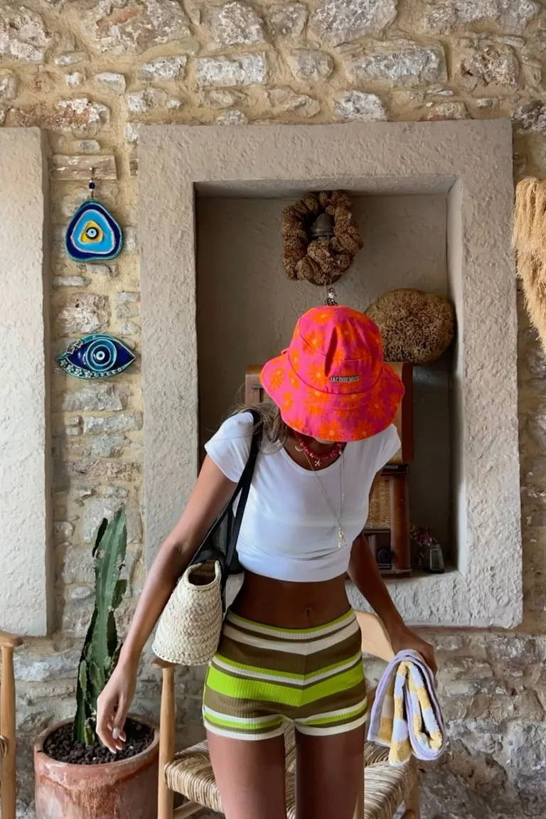 Look Deportivo Neón: Shorts Multicolor y Gorra Coral para el Verano de ootd para argentina