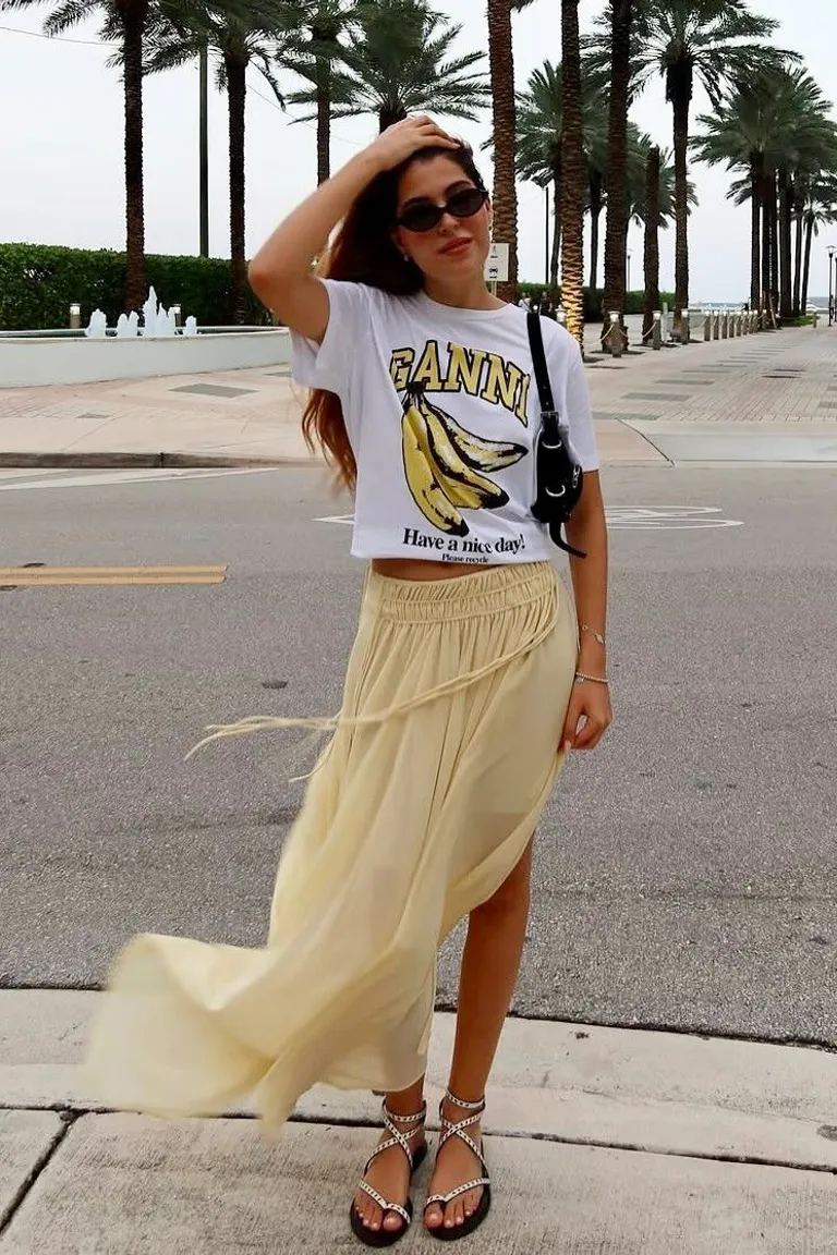 Look Veraniego Casual: Falda Midi Beige y Camiseta Gráfica de ootd para argentina