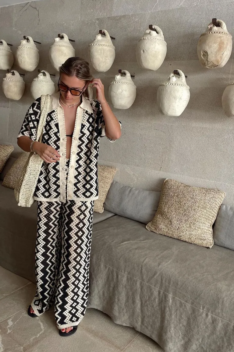 Mono Geométrico Blanco y Negro: Estilo Minimalista con Impacto de ootd para argentina