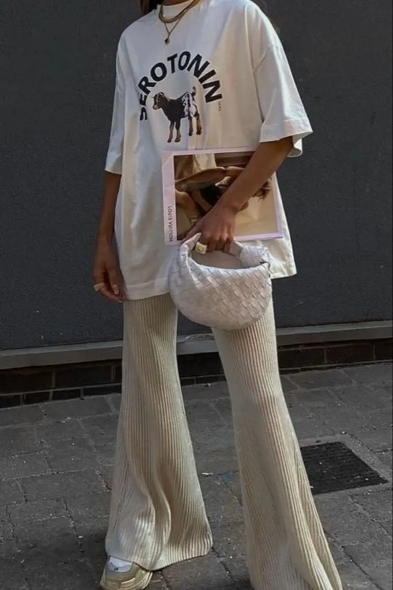Look Monocromático Blanco con Pantalones Acampanados Acanalados de ootd para argentina
