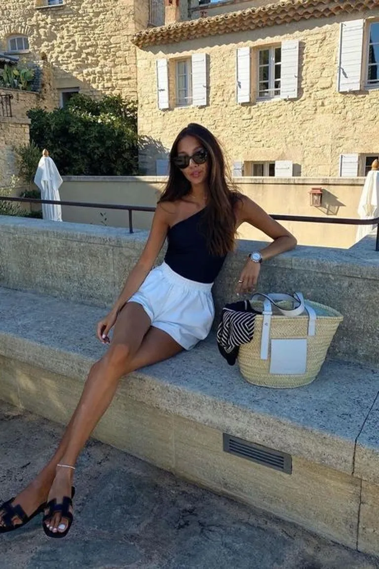 Elegancia Veraniega: Look Bicolor con Falda Blanca y Top Negro de ootd para argentina