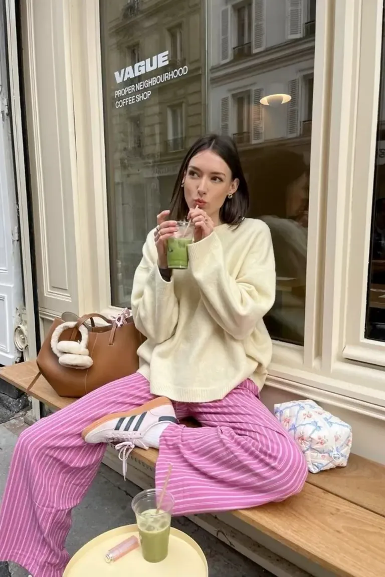 Look Casual Chic: Suéter Crema y Falda Midi Rosa en París de ootd para argentina