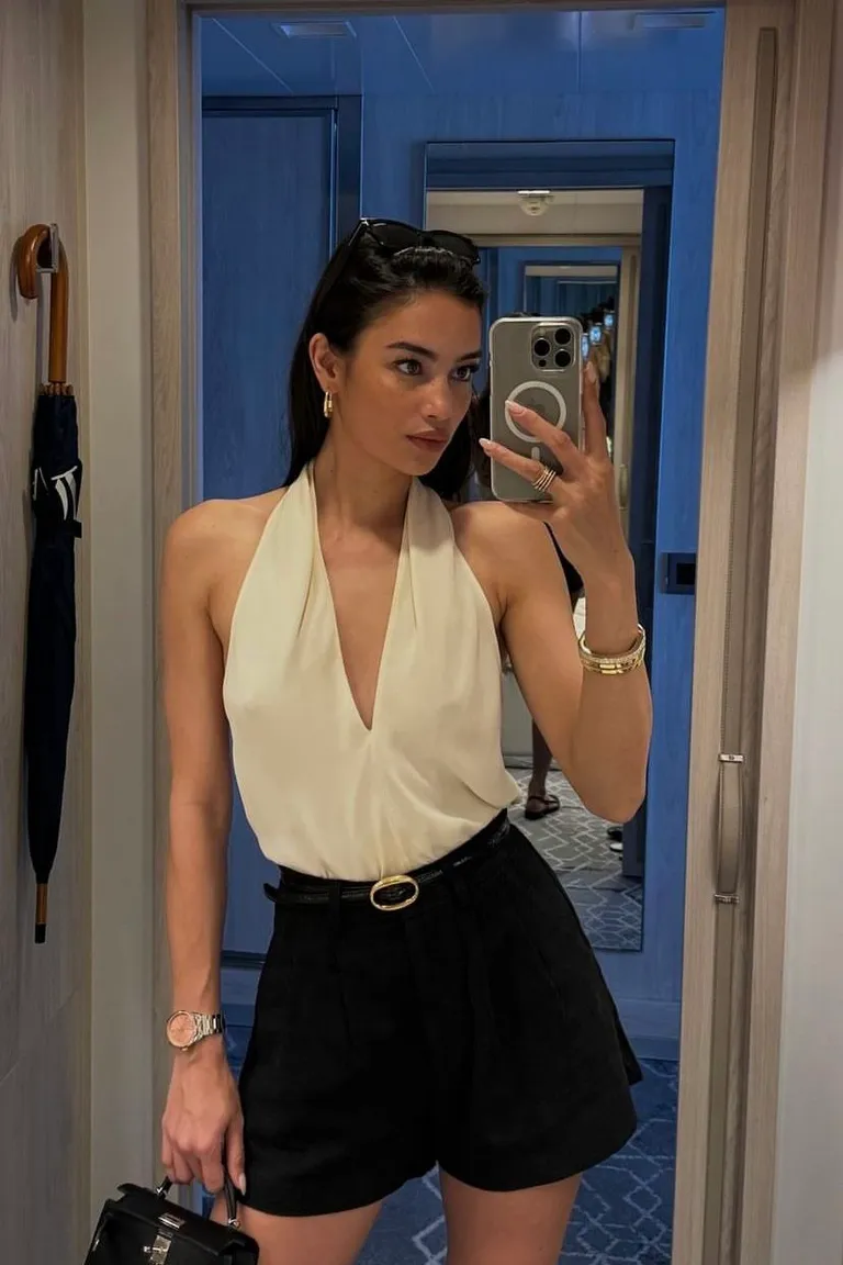 Look Minimalista: Blusa Blanca y Pantalón Negro con Cinturón Dorado de ootd para argentina
