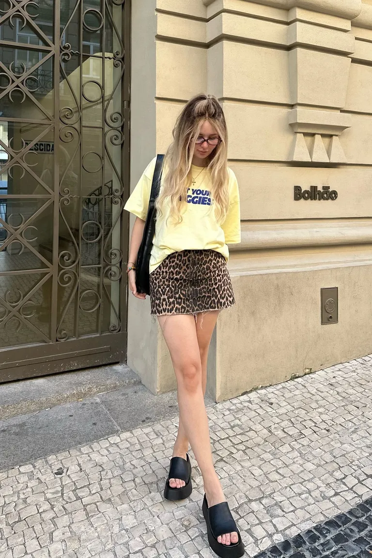 Look Casual Chic: Shorts Leopardo y Camiseta Blanca para Verano de ootd para argentina