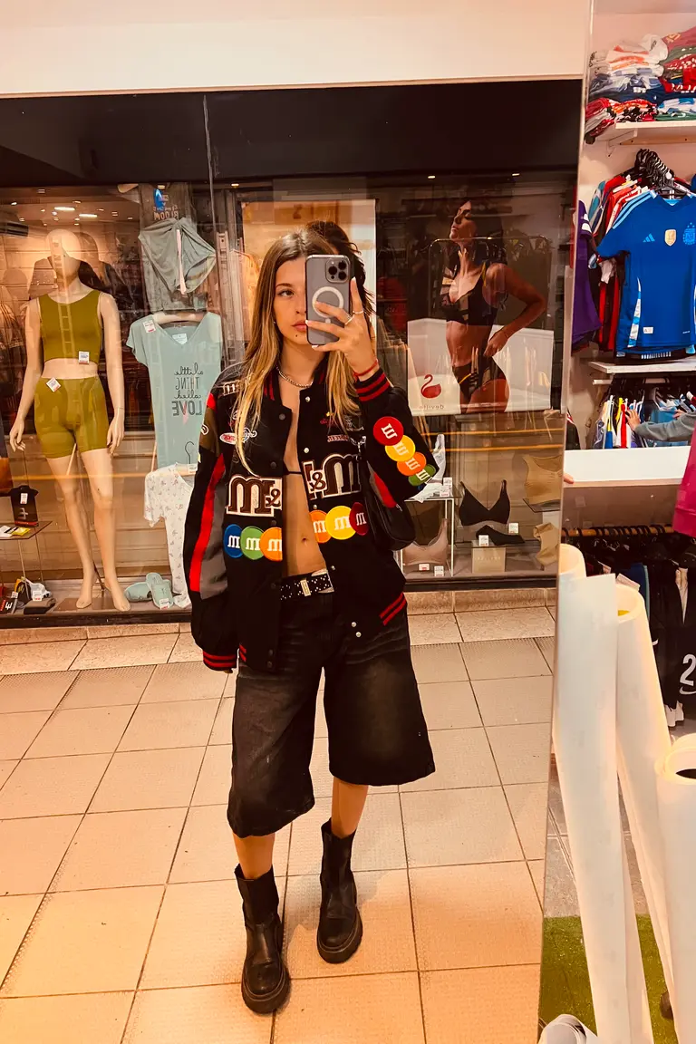 Street Style Urbano: Combinación de Negro y Blanco con Toques Deportivos de ana_zuniga22 para argentina