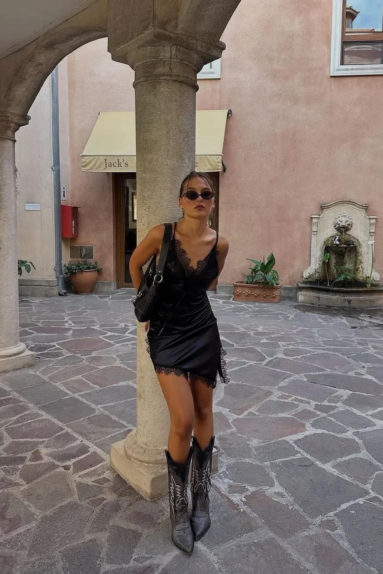 Look Total Black con Botas Altas: Elegancia Urbana en Movimiento de ootd para argentina