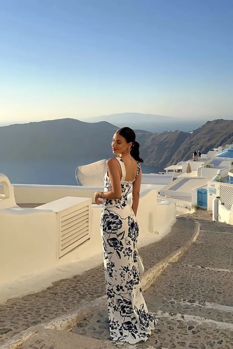 Vestido Floral Blanco y Negro: Elegancia en Santorini de ootd para argentina