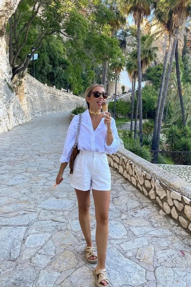 Look Veraniego Total White: Elegancia Mediterránea en Shorts de ootd para argentina