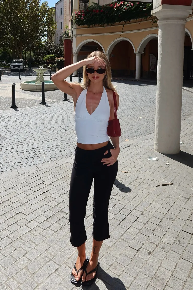 Elegante Look Veraniego: Tank Top Blanco y Bermudas Negras de ootd para argentina