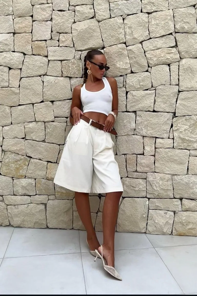 Look Minimalista Total White: Elegancia Veraniega en Shorts y Top de ootd para argentina
