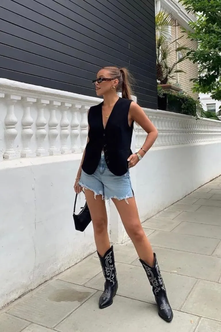 Botas Cowboy con Shorts: El Contraste Perfecto para el Verano de ootd para argentina