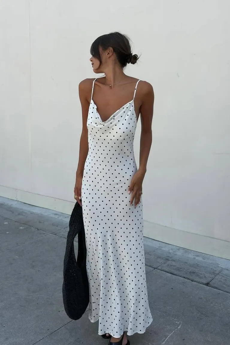 Vestido Blanco de Lunares con Tirantes: El Look Perfecto para el Verano de ootd para argentina