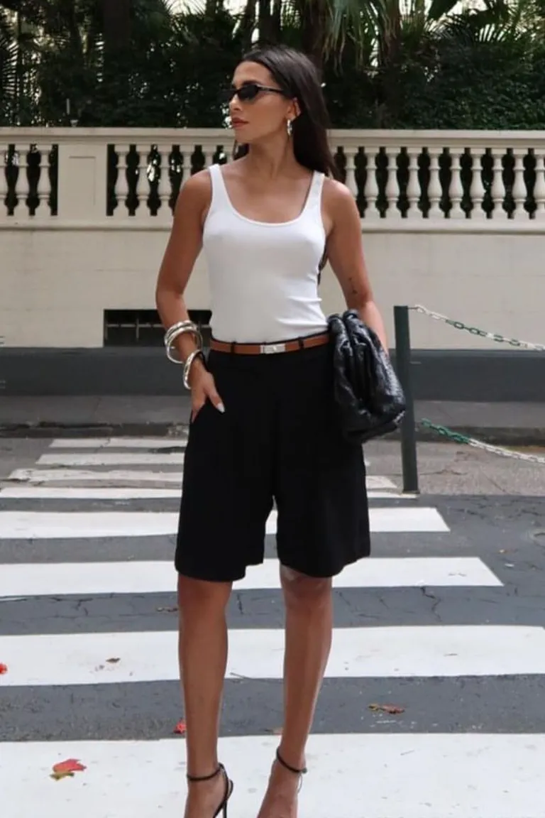 Look Minimalista Veraniego: Tank Top Blanco y Shorts Negros de ootd para argentina