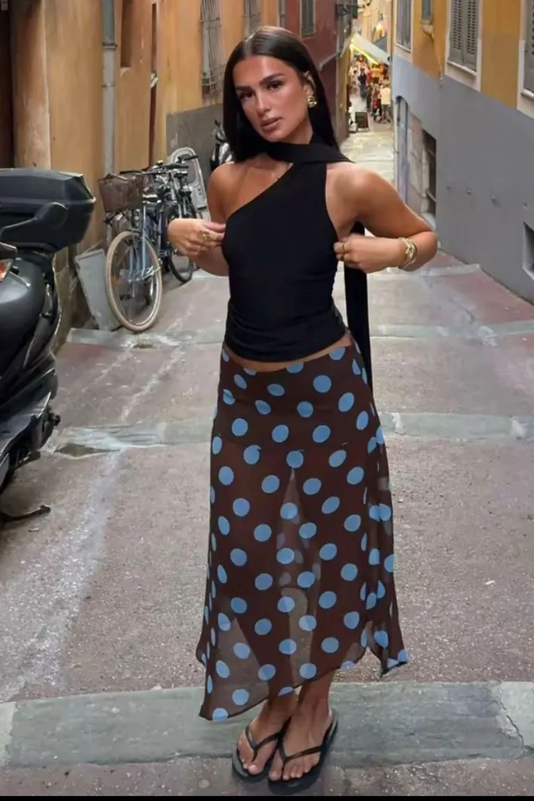 Elegancia Veraniega: Top Negro y Falda de Lunares Azules de ootd para argentina