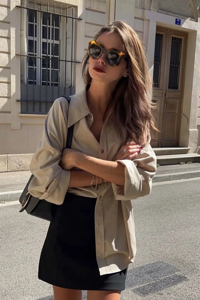 Look Minimalista: Blazer Beige con Minifalda Negra para Primavera de ootd para argentina