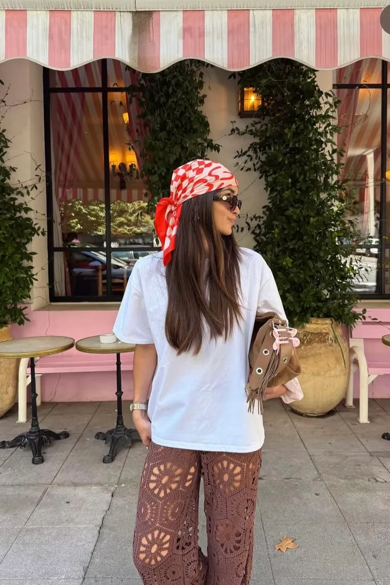 Look Boho Chic: Pañuelo Rojo y Pantalones Estampados para el Verano de ootd para argentina