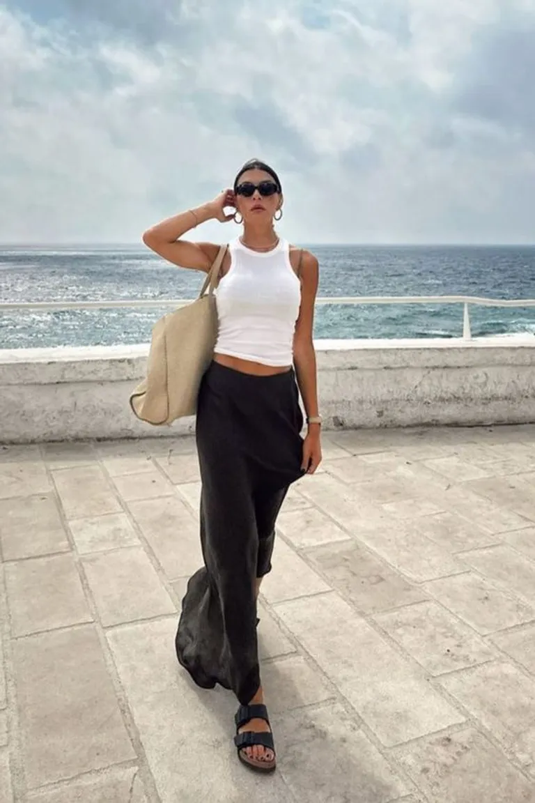 Look Minimalista Veraniego en Blanco y Negro para la Playa de ootd para argentina