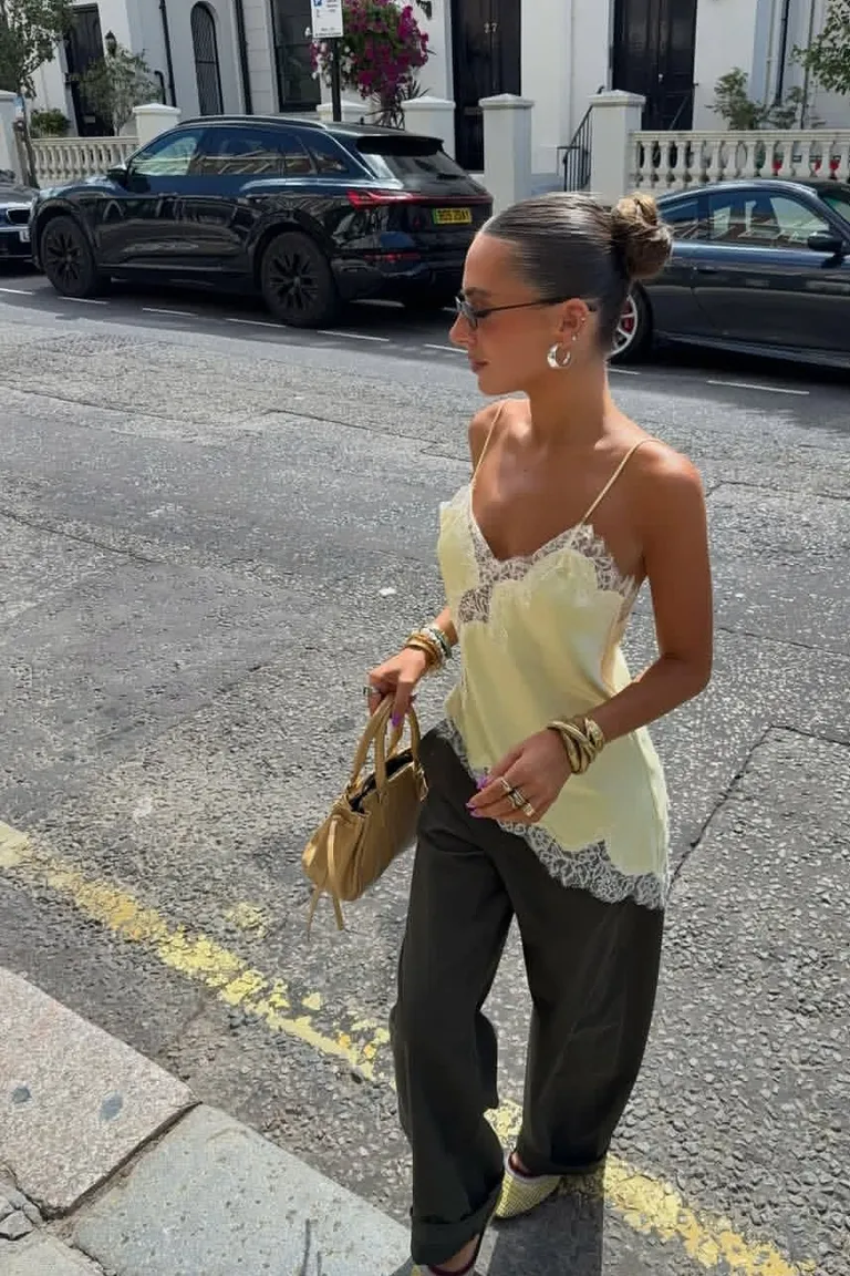 Look Casual Chic: Camiseta Verde Pastel y Pantalones Cargo de ootd para argentina