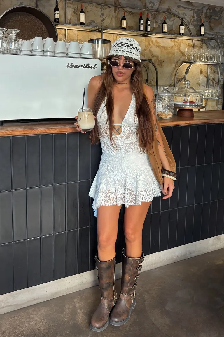 Look Festival Boho Chic: Mono Blanco y Botas Cowboy de ootd para argentina