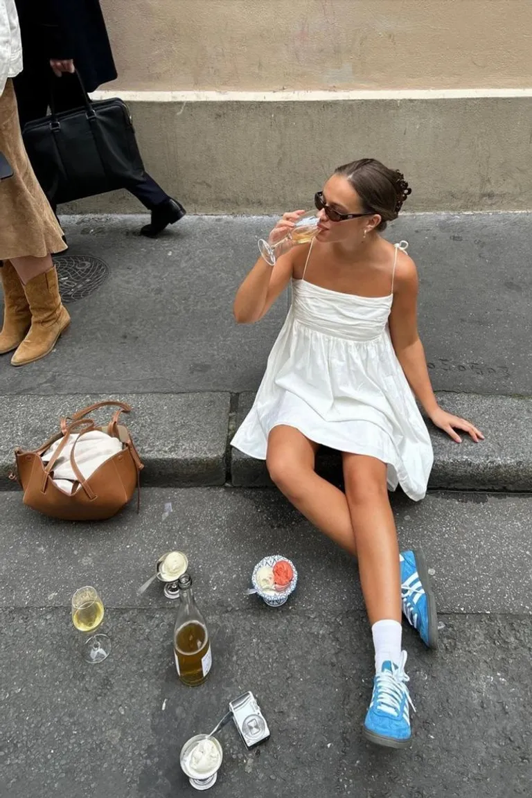 Tendencia Veraniega: Vestido Blanco con Zapatillas Deportivas Azules de ootd para argentina