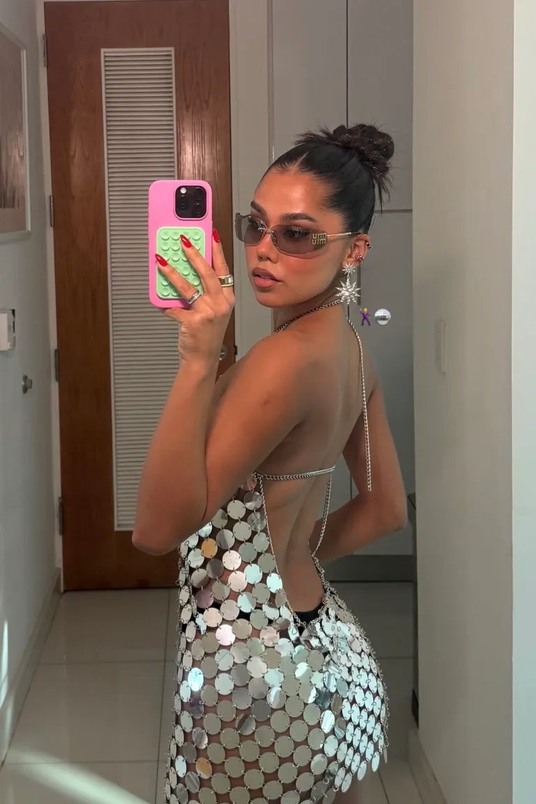 Look Veraniego con Top de Lentejuelas Plateadas y Gafas de Sol de ootd para argentina