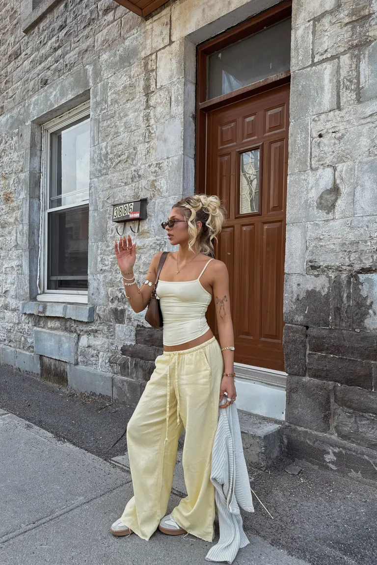 Look Elegante Veraniego en Amarillo Pastel con Detalles Minimalistas de ootd para argentina