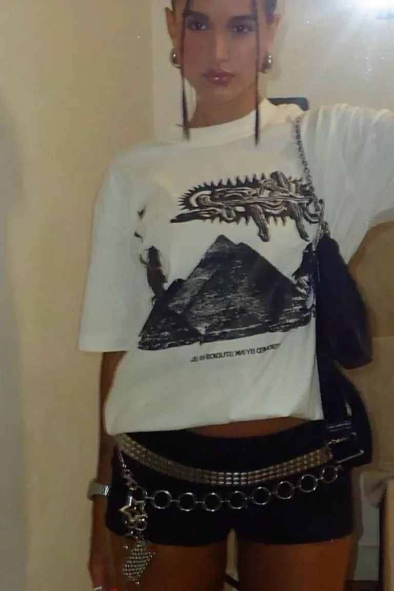 Look Minimalista: Camiseta Blanca y Pantalón Negro con Detalles Metálicos de ootd para argentina