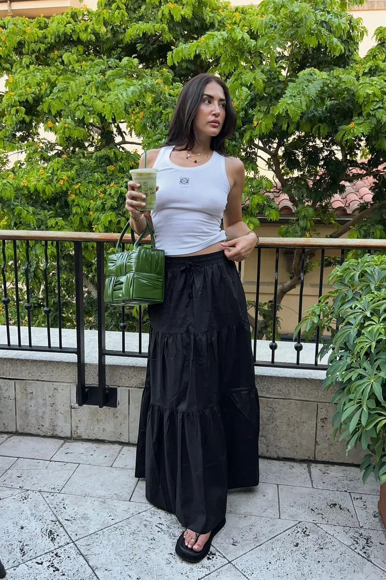 Look Minimalista: Falda Midi Negra y Top Blanco para Verano de ootd para argentina