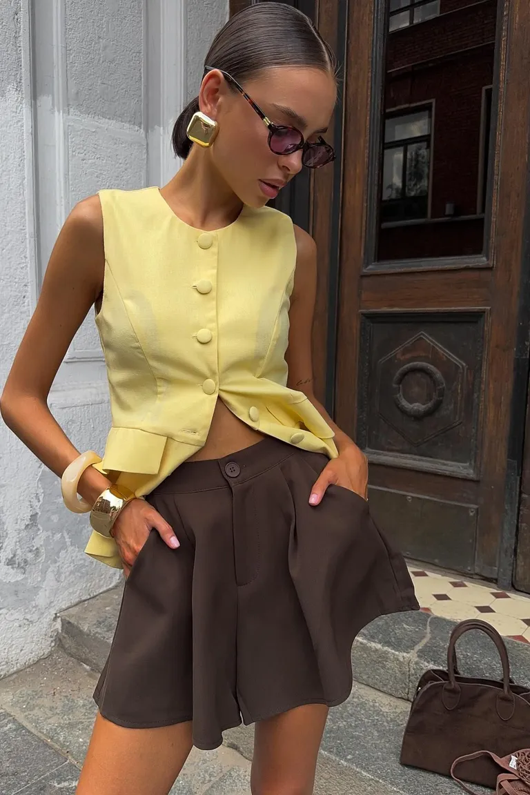 Look Veraniego: Conjunto Elegante en Amarillo Pastel y Marrón Chocolate de ootd para argentina