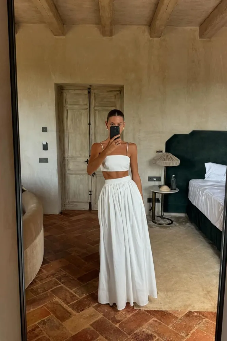Conjunto Veraniego Minimalista: Top y Falda Larga en Blanco Puro de ootd para argentina