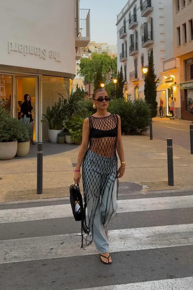 Look Boho-Chic Veraniego con Vestido Kimono y Sandalias Negras de ootd para argentina