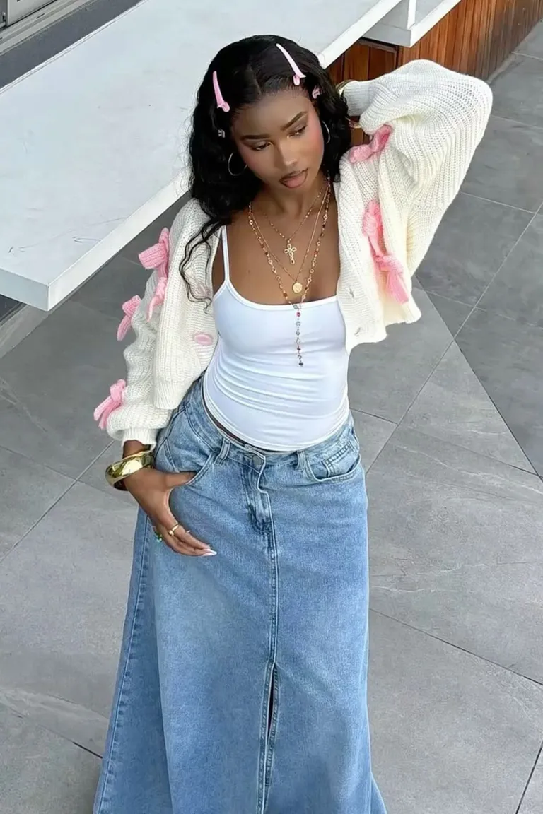 Outfit Casual Chic: Falda Denim & Top Blanco con Mangas Voluminosas de ootd para argentina