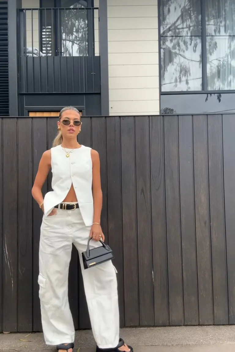 Look Minimalista Total White con Detalles Modernos de ootd para argentina