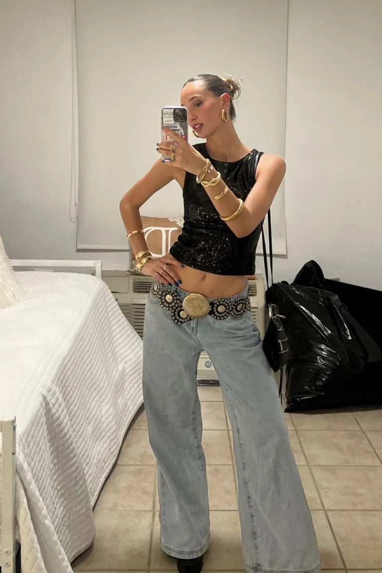 Look Casual Chic: Jeans Wide Leg + Top Negro + Bolso Slouchy de ootd para argentina