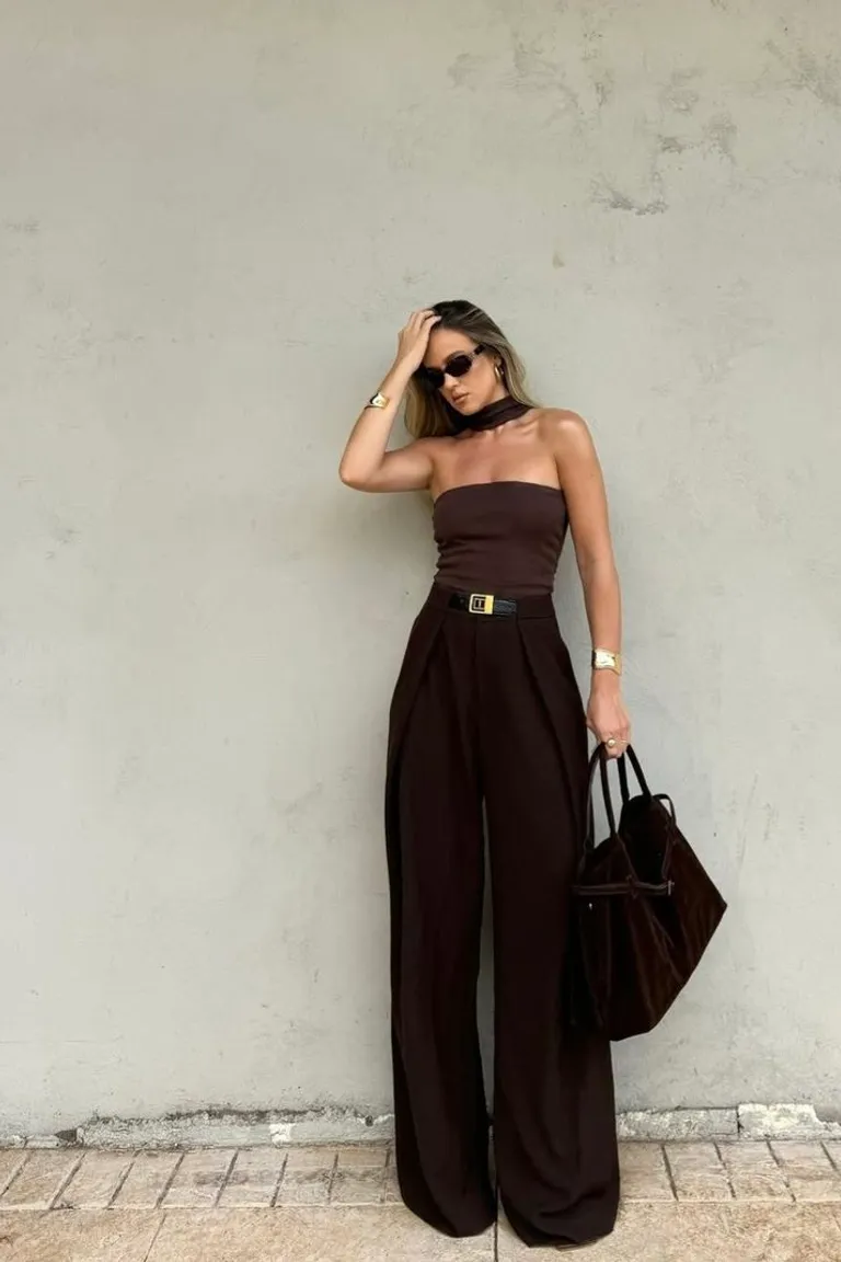 Elegancia Monocromática: Mono Marrón Chocolate con Detalles Minimalistas de ootd para argentina