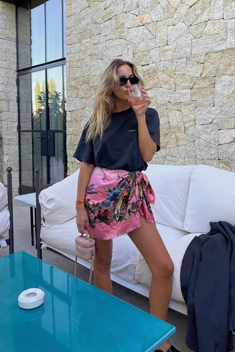Look Veraniego: Short Rosa con Top Navy para Días de Piscina de ootd para argentina
