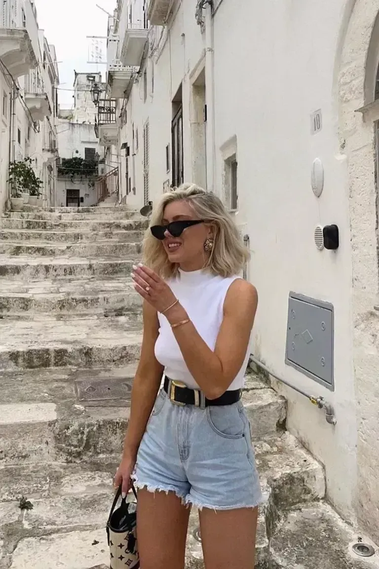Outfit Veraniego: Short Denim y Top Blanco para Calles Mediterráneas de ootd para argentina