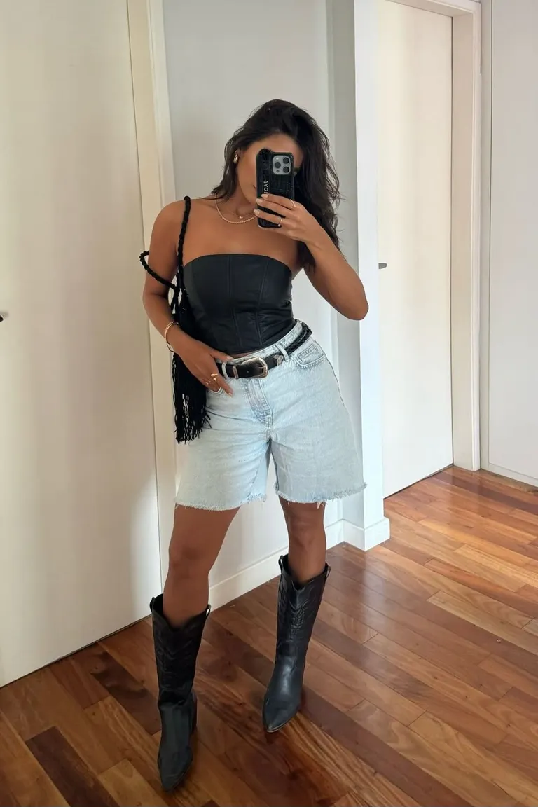 Look Casual-Chic: Shorts Denim Blancos con Botas Altas Negras de ootd para argentina